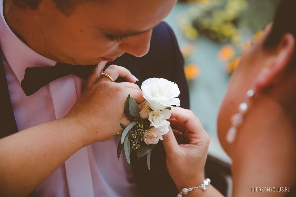 butonierka-eustoma-pan-mlody butonierka eustoma pan młody