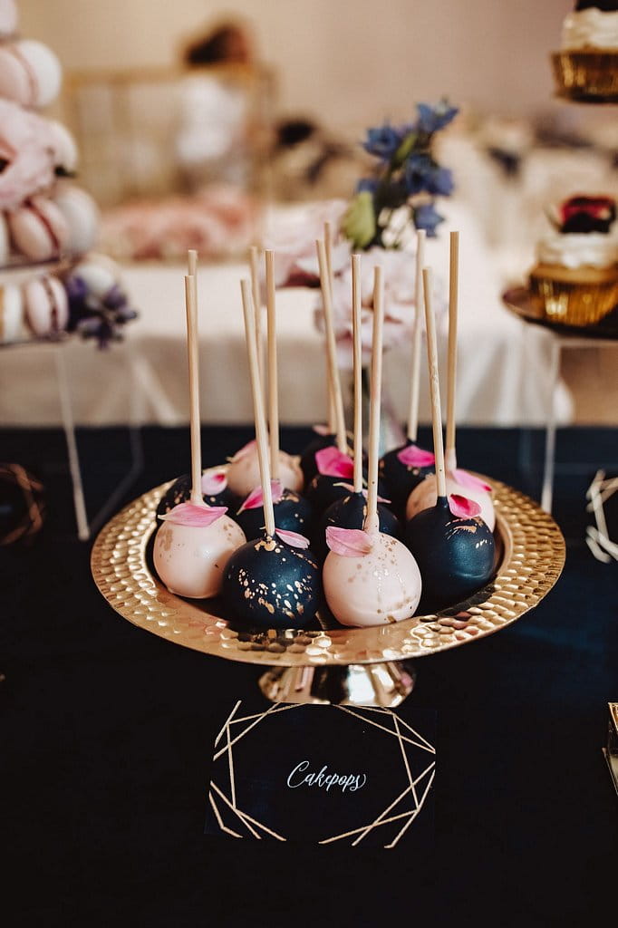 cake-pops-na-wesele-zlota-zastawa-dobry-slodki-stol cakepops na wesele, złota zastawa, dobry słodki stół