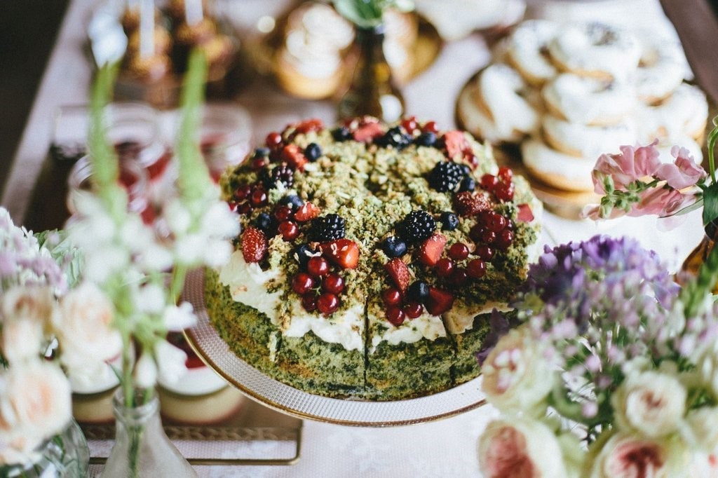 ciasto-pistacjowe-na-slodki-stol-kwiatowe-dekoracje ciasto pistacjowe na słodki stół, kwiatowe dekoracje