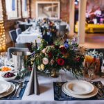 dekoracje sali weselnej, granat menu pod talerzami