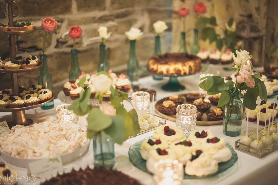 dekoracje-slodkiego-stolu-roze dekoracje słodkiego stołu róże