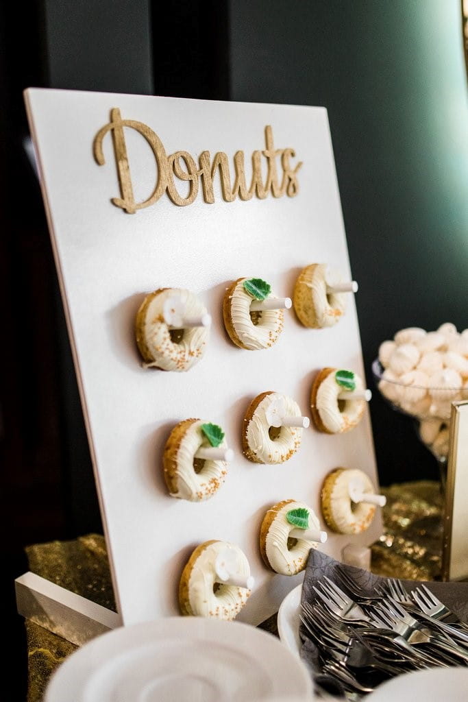 donuty-na-wesele-dekoracja-slodkiego-stolu-raz-w-zyciu donaty na wesele, dekoracja słodkiego stołu, raz w życiu