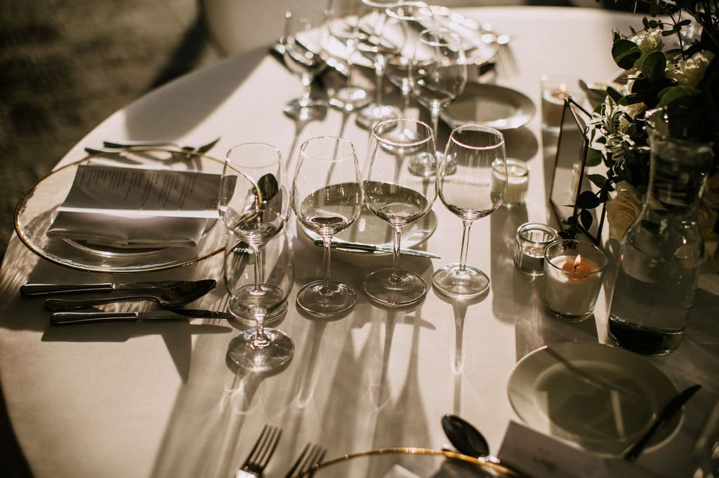 ekskluzywne dodatki na ślub, koncepcja dekoracji, biel, eleganckie wesele kraków