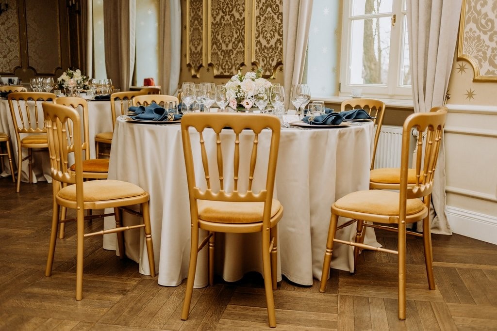 ekskluzywne-zlote-krzesla-wedding-planner-kompleksowa-organizacja-wesela ekskluzywne złote krzesła, wedding planner, kompleksowa organizacja wesela