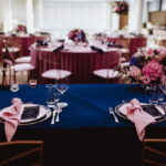 wesele hotel Czarny Groń, eleganckie kolorowe dekoracje, granat róż szklane podtalerze