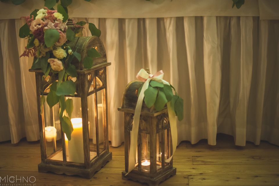 lampiony-przed-stolem-pary-mlodej lampiony przed stołem pary młodej