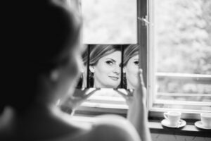 makijaz-slubny-zdjecie-w-lusterku makijaż ślubny zdjęcie w lusterku