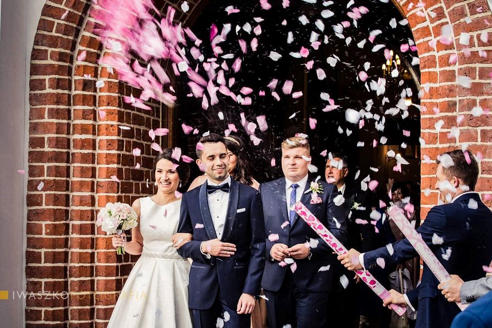 organizacja-slubu-wyjscie-z-kosciola organizacja ślubu, wyjście pary młodej z kościoła