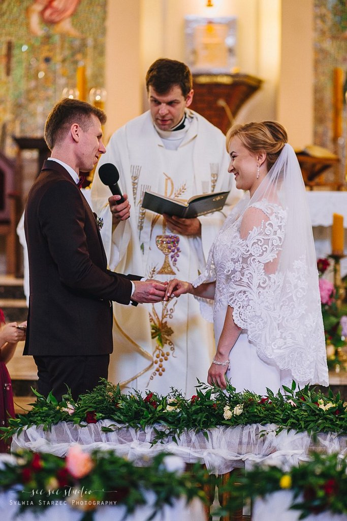 para-młoda-składa-przysięgę-ślub-kościelny-v para młoda składa przysięgę, ślub kościelny