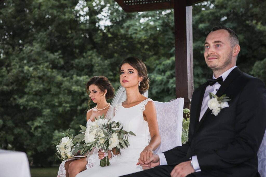 para-mloda-w-czasie-slubu-humanistycznego para młoda w czasie ślubu humanistycznego