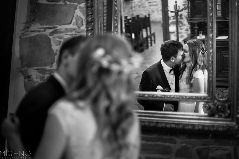 para-mloda-w-lustrze para młoda, zdjęcie w lustrze