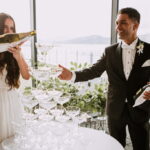 para młoda wznosi toast, wieża z szampana, heron live hotel wedding