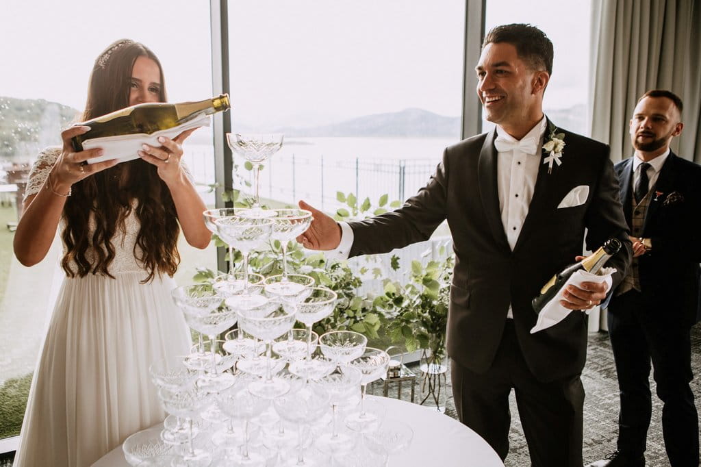 para młoda wznosi toast, wieża z szampana, heron live hotel wedding