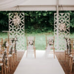 plenerowy ślub humanistyczny, organizacja ślubu, namiot krzesła dekoracje