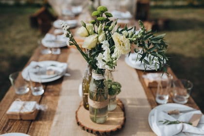 rustykalne dekoracje stołu, wesele w plenerze