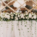 Rzeszów organizacja ślubu, stół pary młodej, wesele, białe kwiaty