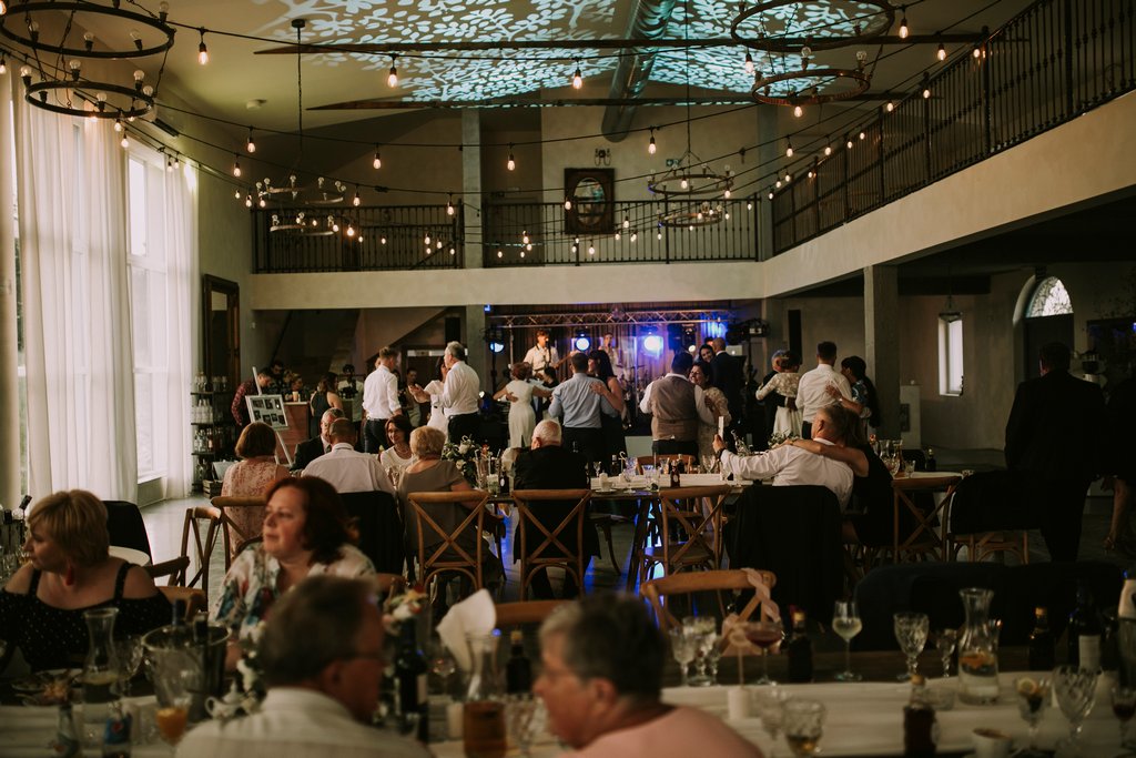 sala-weselna-goście-bawią-się-na-parkiecie sala weselna, goście bawią się na parkiecie