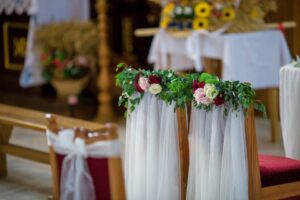 ślub-dekoracje-klęczników-w-kościele ślub dekoracje klęczników w kościele