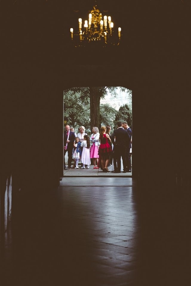 ślub-goście-czekają-wejście-do-kościoła ślub goście czekają wejście do kościoła