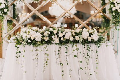stół pary młodej, wesele białe kwiaty