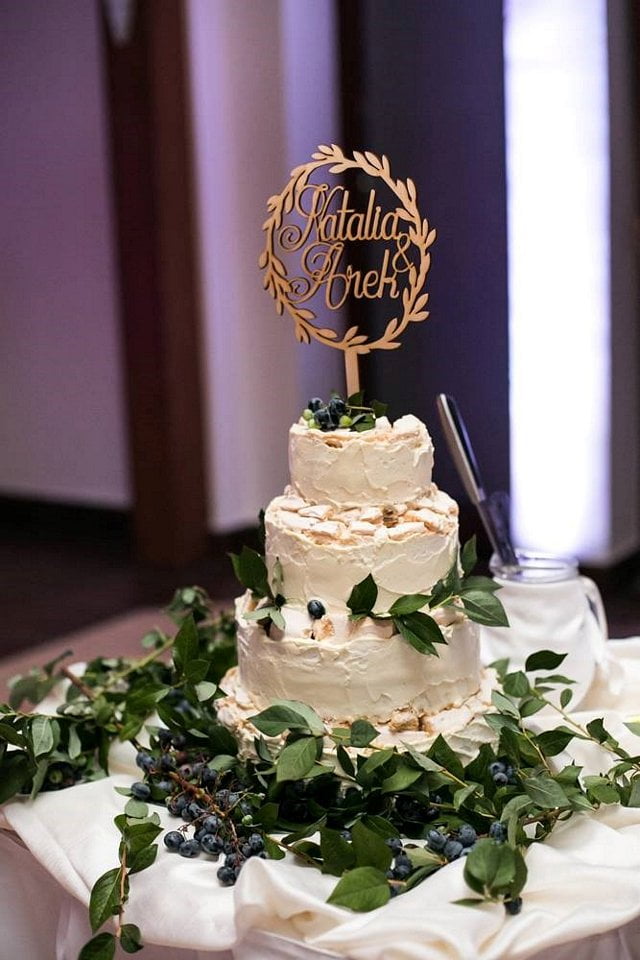 tort-bezowy-dekorowany-amerykańską-borówką tort bezowy dekorowany amerykańską borówką