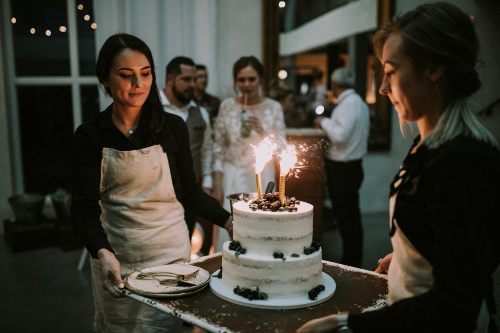 tort-weselny-dekorowany-borówką-amerykańską tort weselny dekorowany borówką amerykańską