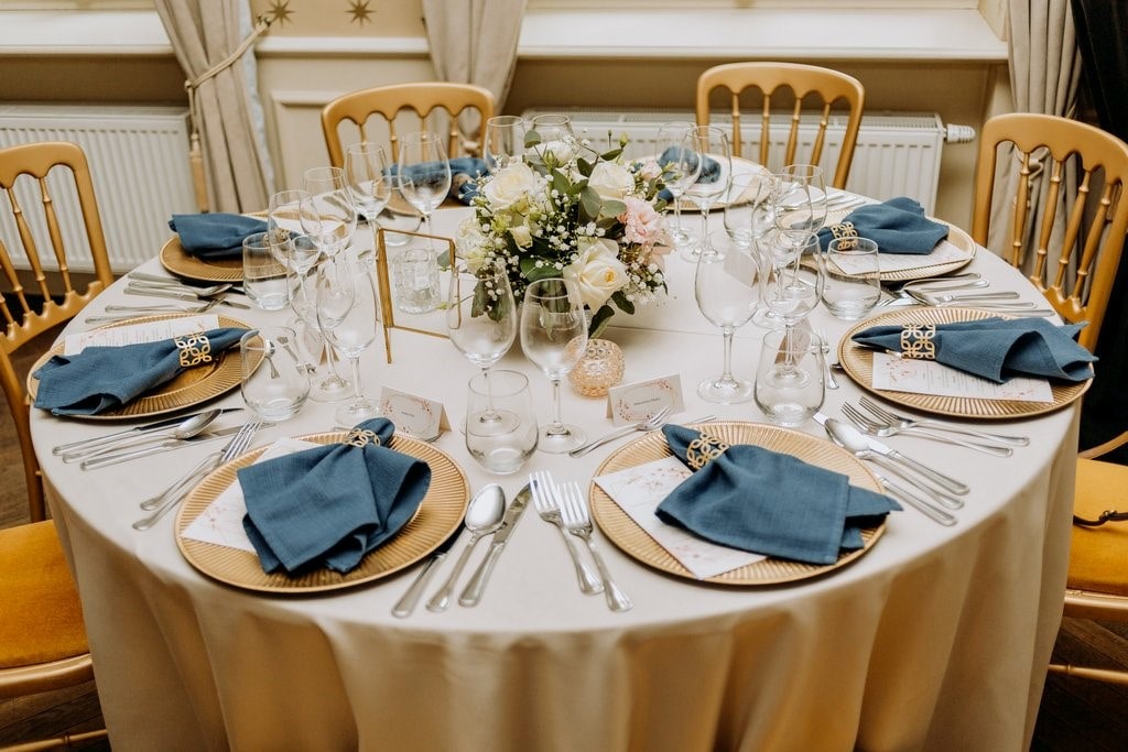 wedding-planner-dekoracje-sali-zlote-krzesla-unikalne-dekoracje wedding planner dekoracje sali, złote krzesła, unikalne dekoracje