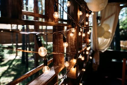 wesele drewniana sala, oświetlenie