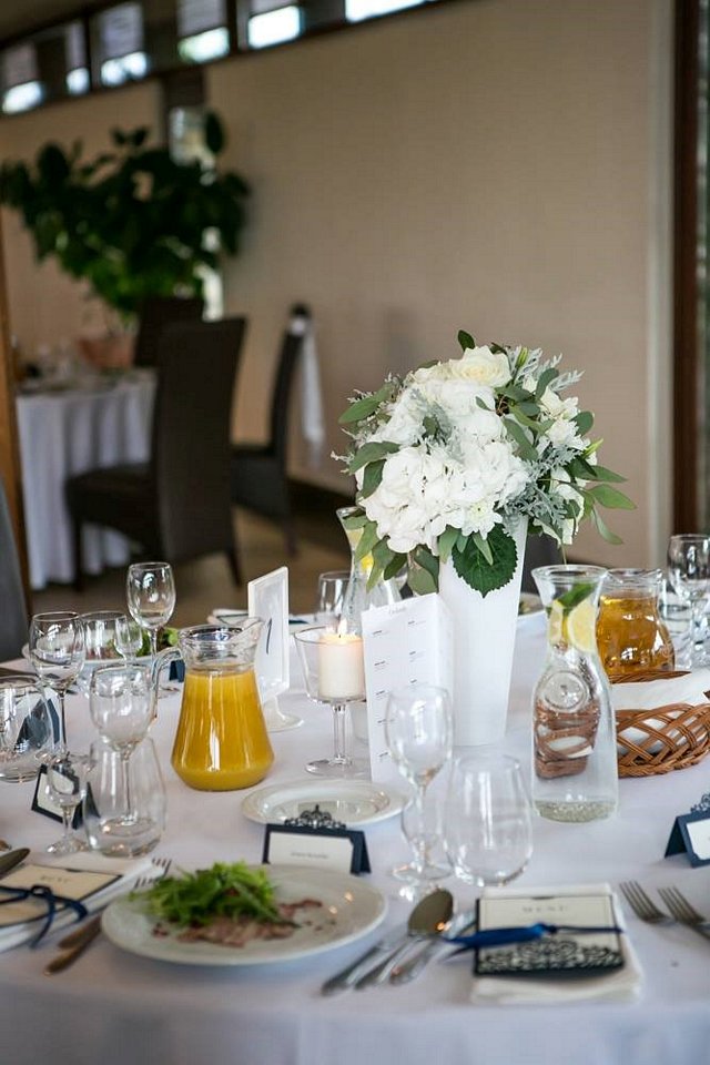 wesele-stół-białe-kwiaty-dekoracje wesele stół białe kwiaty dekoracje