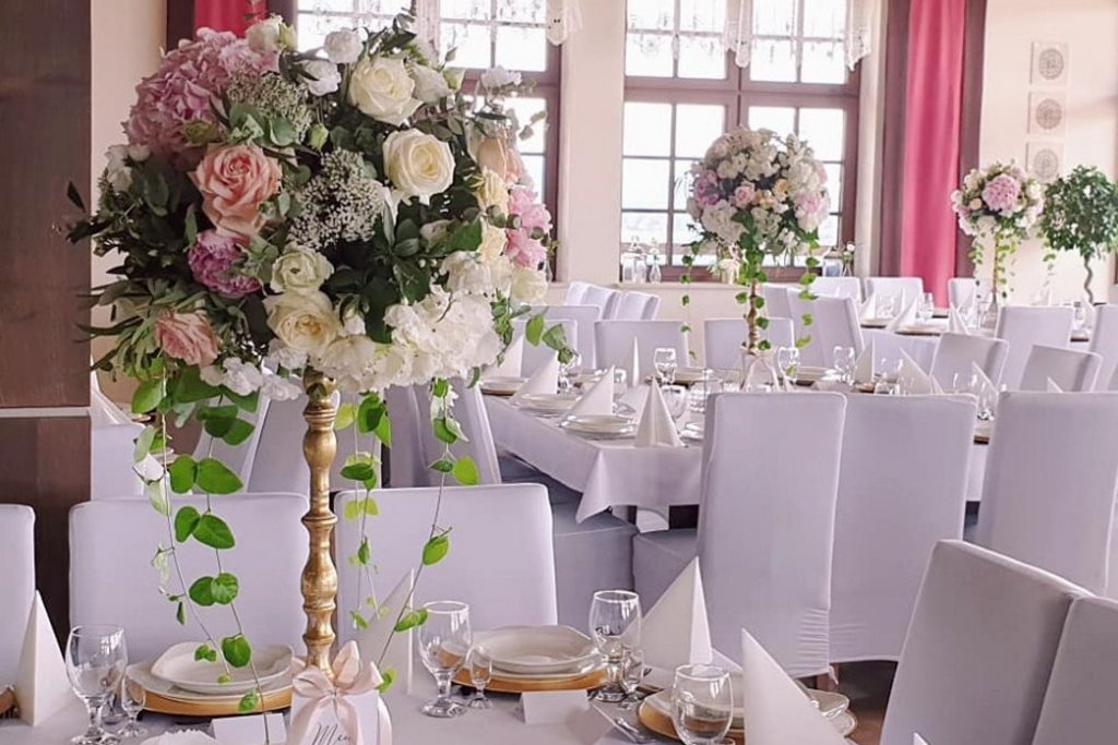 wedding-planner-wroclaw-sala-weselna-dekoracje-kwiatowe-wysokie-stojaki wedding planner Wrocław, sala weselna dekoracje kwiatowe wysokie stojaki