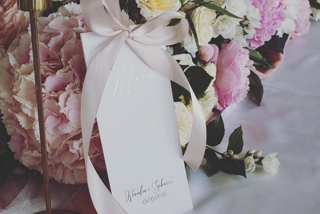 wedding-planner-wroclaw-wesele-pozłacane-menu-na-stole wedding planner Wrocław, wesele pozłacane menu na stole