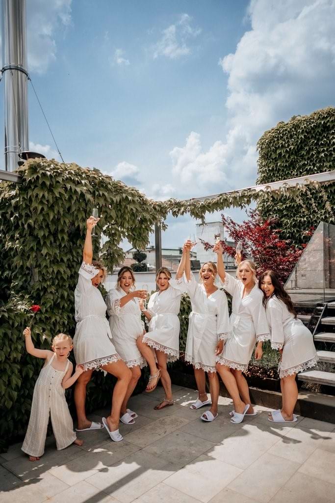 luksusowy ślub w centrum krakowa hotel luksusowy ślub w centrum krakowa hotel, panna młoda z druhnami, białe sukienki, relaks przed ślubem, precyzyjny harmonogram ślubu, wsparcie konsultantki ślubnej