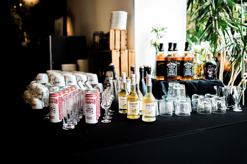 organizacja wesela, zakup alkoholu na wesele, ile wynosi korkowe