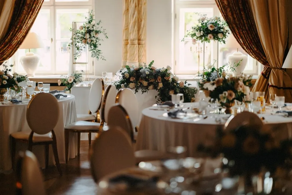 eleganckie dekoracje sali weselnej, biało złote krzesła na wesele, organizacja wesela z pomocą konsultantki ślubnej eleganckie dekoracje sali weselnej, biało złote krzesła na wesele, organizacja wesela z pomocą konsultantki ślubnej
