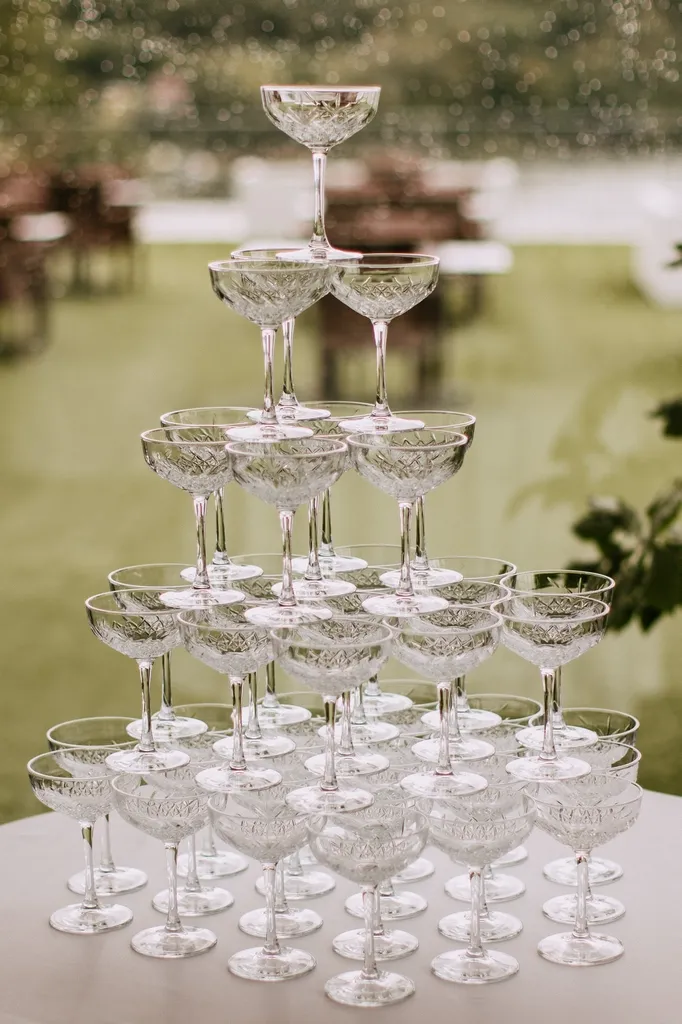 ile alkoholu na wesele, proseco van czy champagne tower