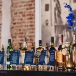 ile alkoholu na wesele, whisky bar, jaki alkohol kupić na wesele