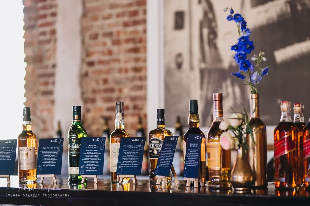 ile alkoholu na wesele, whisky bar, jaki alkohol kupić na wesele
