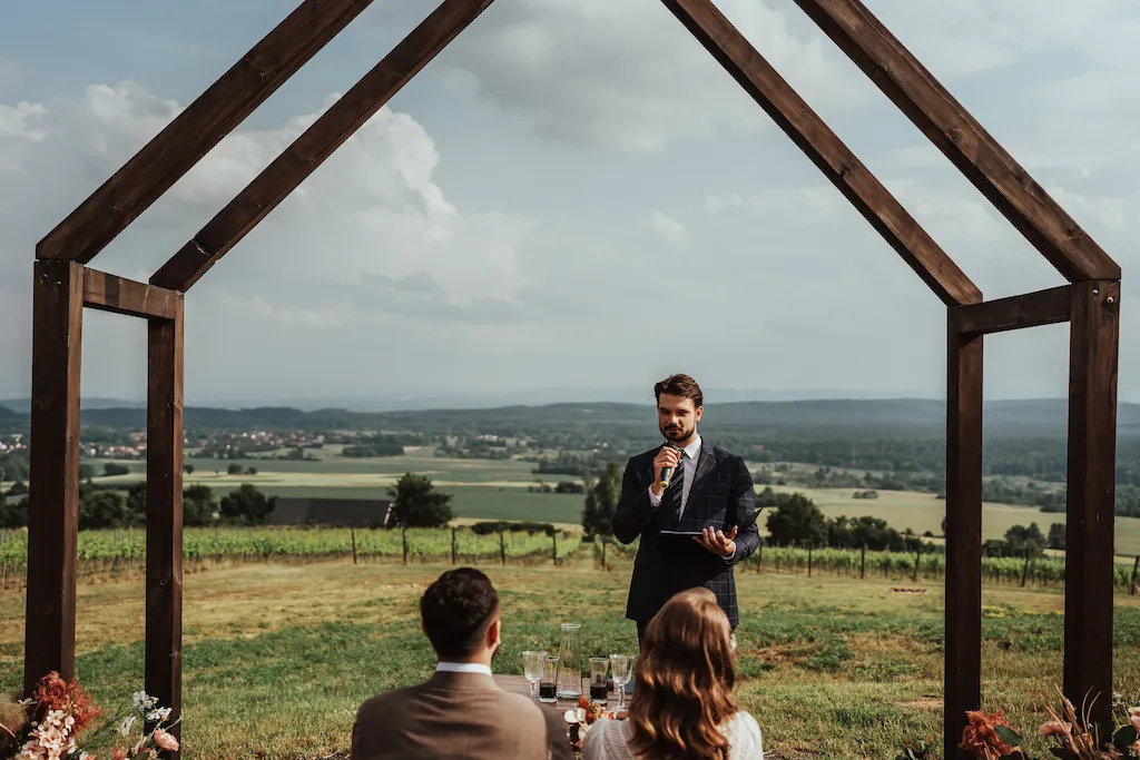 jak zorganizować ślub za granicą, młoda para podczas plenerowej ceremonii symbolicznej