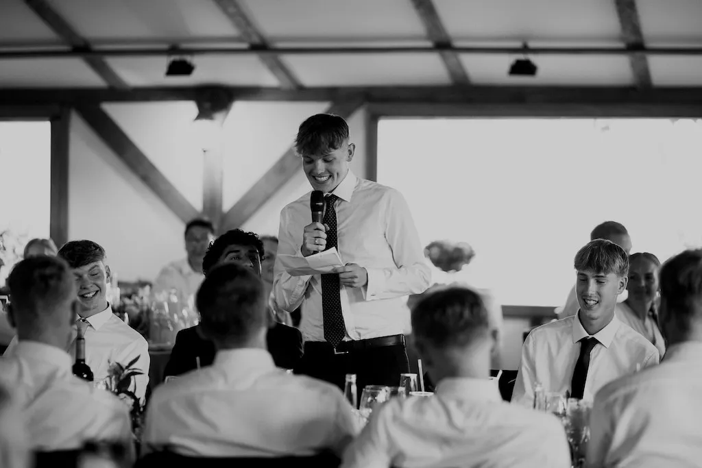 toast na wesele, przemowa na wesele, jak wygłosić toast i uniknąć tremy