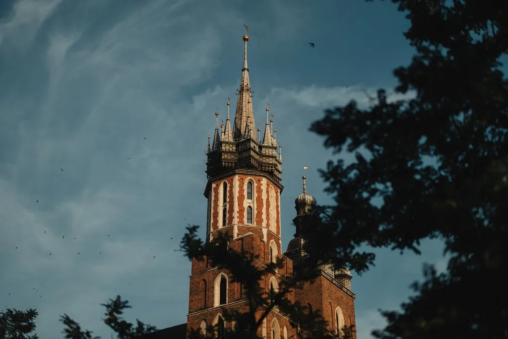 wesele w centrum Krakowa, widok z sali weselnej Pałacu Bonerowskiego na kościół