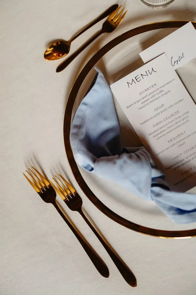 wykwintne menu w Pałacu Bonerowskim, złote sztućce jako dopełnienie dekoracji sali weselnej wykwintne menu w Pałacu Bonerowskim, złote sztućce jako dopełnienie dekoracji sali weselnej