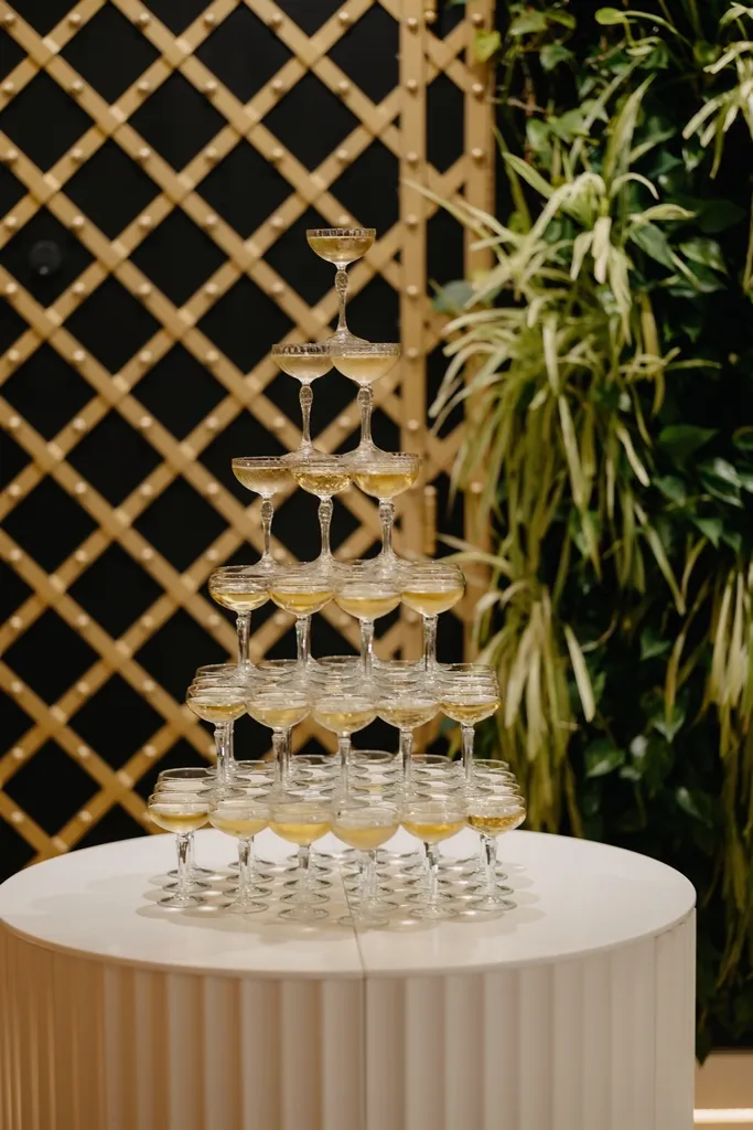 champagne tower, toast powitalny w Crystal Palace, wieża z kieliszków
