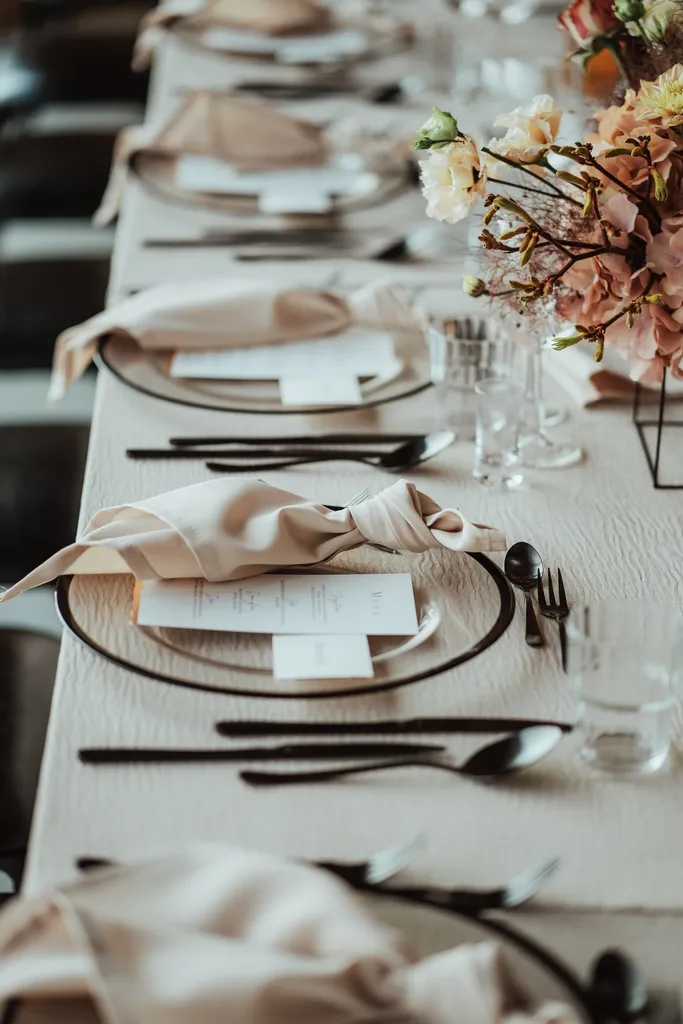 elegancka zastawa na wesele, wedding planner realizuje nietypowe wymagania pary młodej, czarne sztućce na wesele elegancka zastawa na wesele, wedding planner realizuje nietypowe wymagania pary młodej, czarne sztućce na wesele