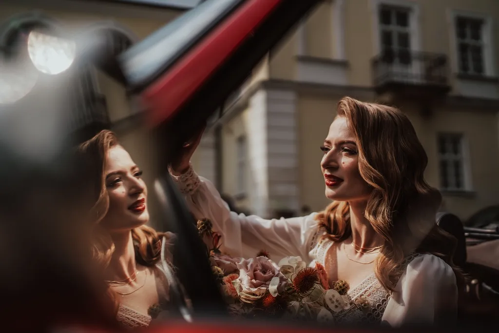 organizacja ślubu i wesela ze wsparciem wedding planner, zrelaksowana pani młoda w drodze na ślub w krakowie
