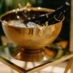 przywitanie gości w Crystal Palace schłodzonym szampanem