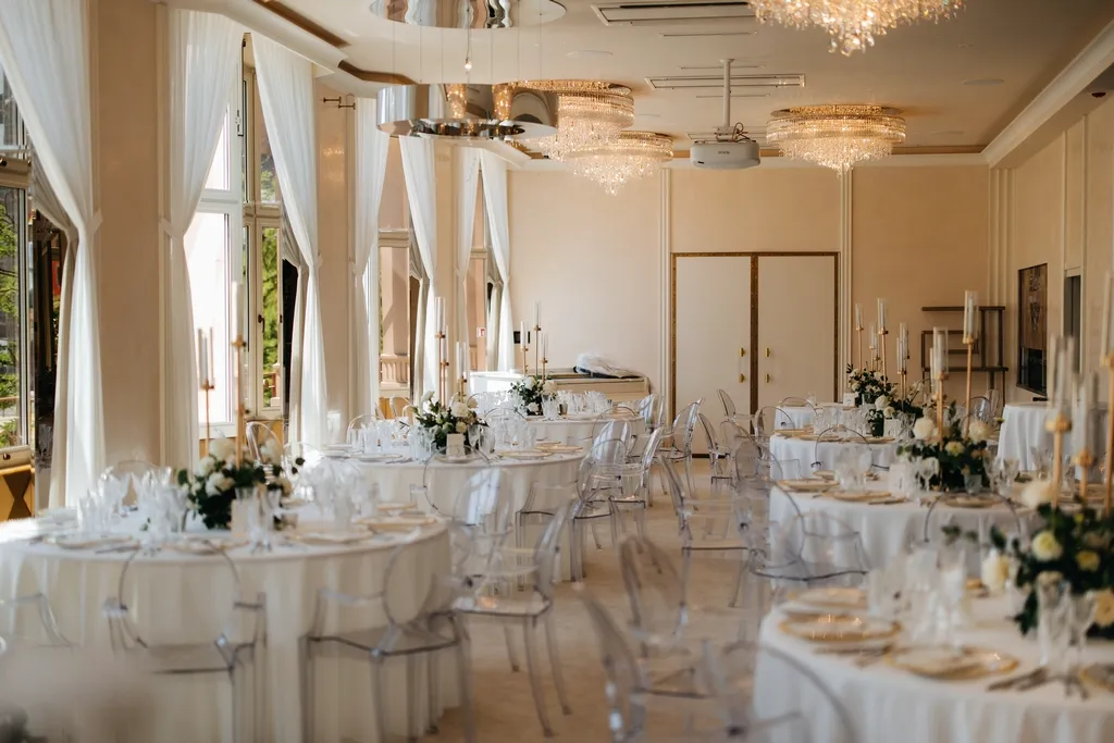 wedding planner Kraków, przezroczyste krzesła na zamówienie