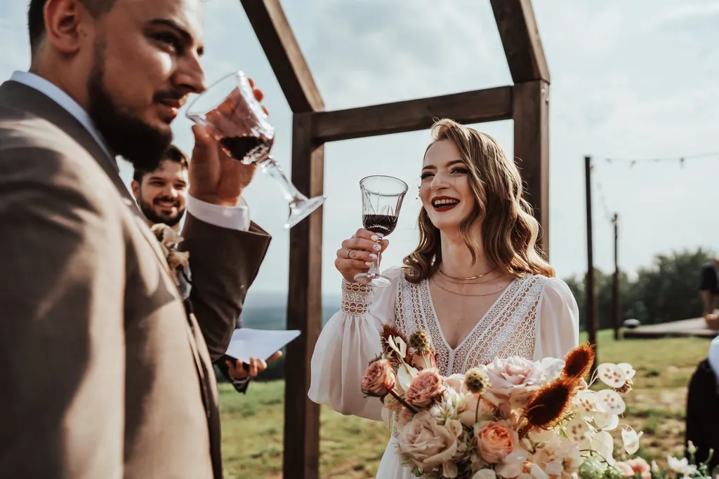 wesele w stylu boho, ślub w Toskanii, toast podczas ceremonii plenerowej