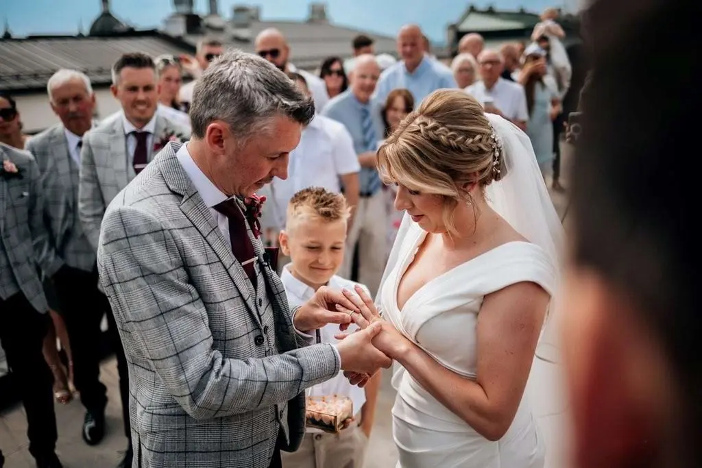 Organizacja ślubu z widokiem na rynek w Krakowie, para młoda składa przysięgi na tarasie widokowym hotel stary Organizacja ślubu z widokiem na rynek w Krakowie, para młoda składa przysięgi na tarasie widokowym hotel stary