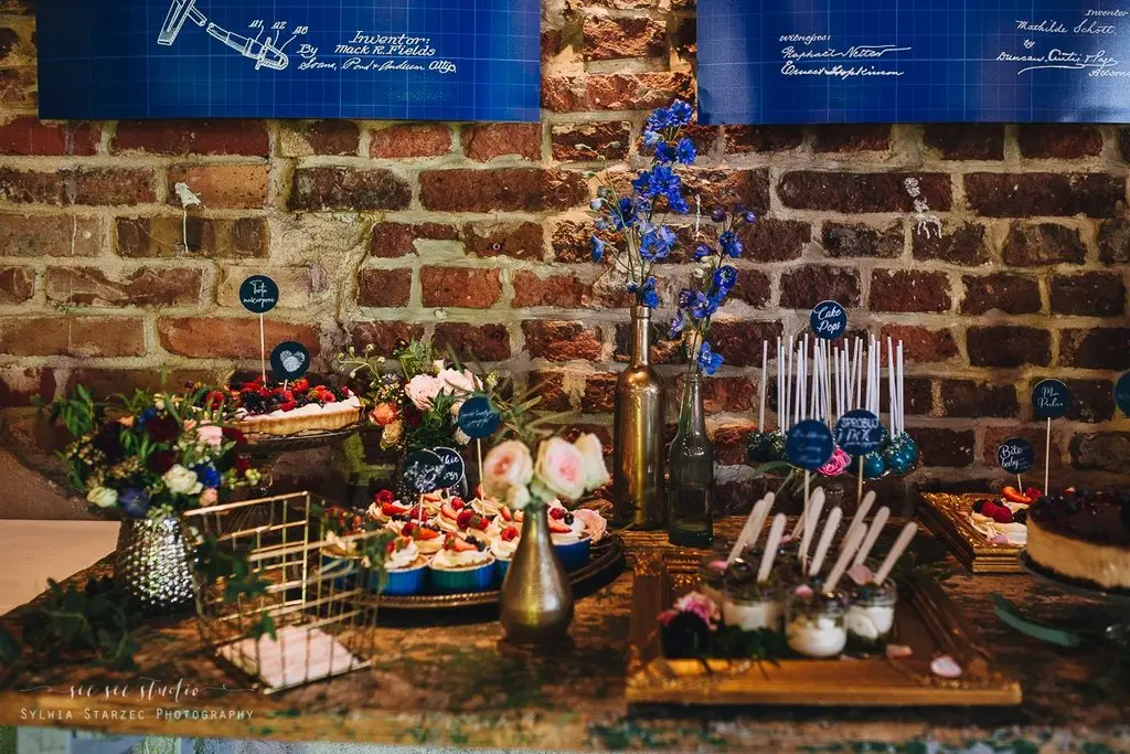 Organizacja wesela w Katowicach, pomysł na dekoracje słodkiego stołu, niebieskie akcenty opisy ciast Organizacja wesela w Katowicach, pomysł na dekoracje słodkiego stołu, niebieskie akcenty opisy ciast