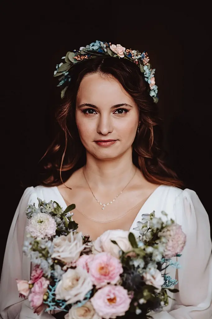 Piękna panna młoda z bukietem, wianek do ślubu, zdjęcie z organizacji ślubu, praca wedding plannerki z Warszawy Piękna panna młoda z bukietem, wianek do ślubu, zdjęcie z organizacji ślubu, praca wedding plannerki z Warszawy